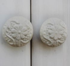 Cream Daisy Flower Flat Knob