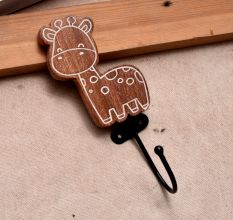 Brown Wooden Giraffe Wall Hooks For Kids