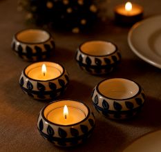Modern Adorning Tea Light Holder Made of Ceramic in Set of 4