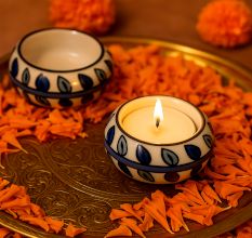 Modern Adorning Tea Light Holder Made of Ceramic in Set of 4