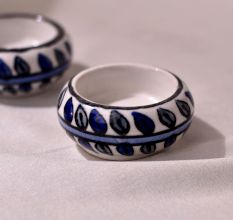 Modern Adorning Tea Light Holder Made of Ceramic in Set of 4