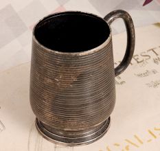 High-Quality White Metal Mug in English Art for Decoration