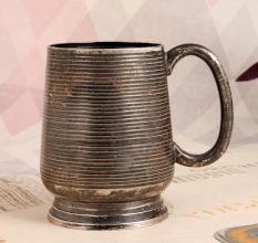High-Quality White Metal Mug in English Art for Decoration
