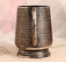 High-Quality White Metal Mug in English Art for Decoration