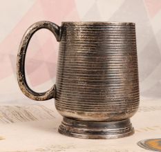 High-Quality White Metal Mug in English Art for Decoration