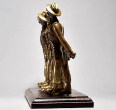 Vintage Soldiers Saluting Collectible Set on Wooden Stand