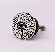 Black Daisy Flat Knob