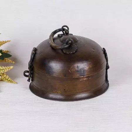 Round Handcrafted Jewelry Box Made of High Quality Brass