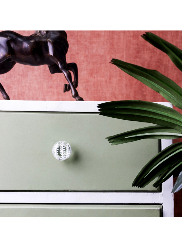 A Touch of Elegance: Glass Knobs as Timeless Decor