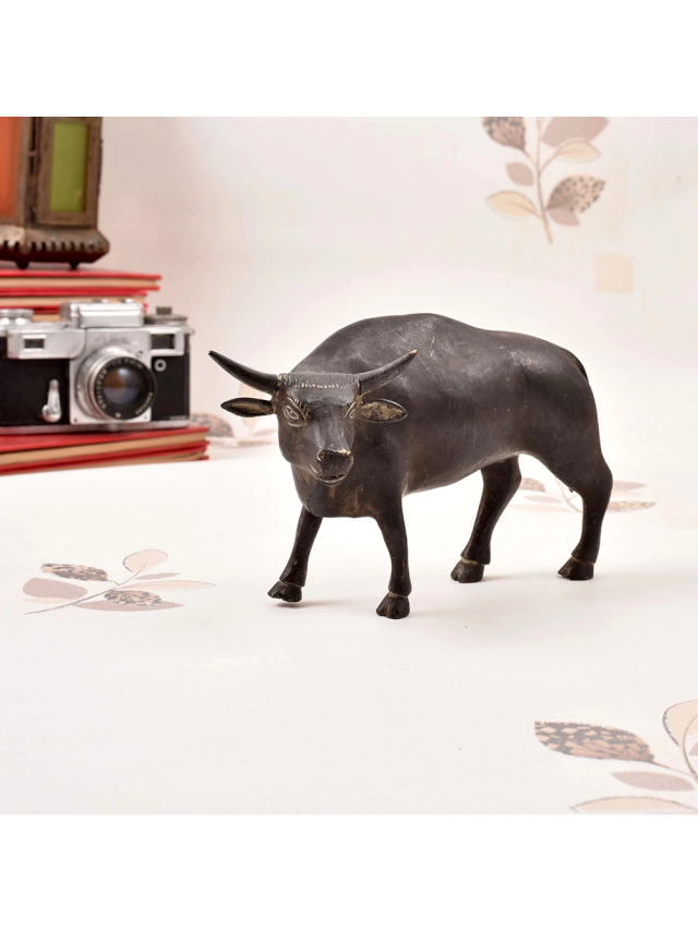 Bronze Animals Transform Spaces into Stories of Strength and Stillness